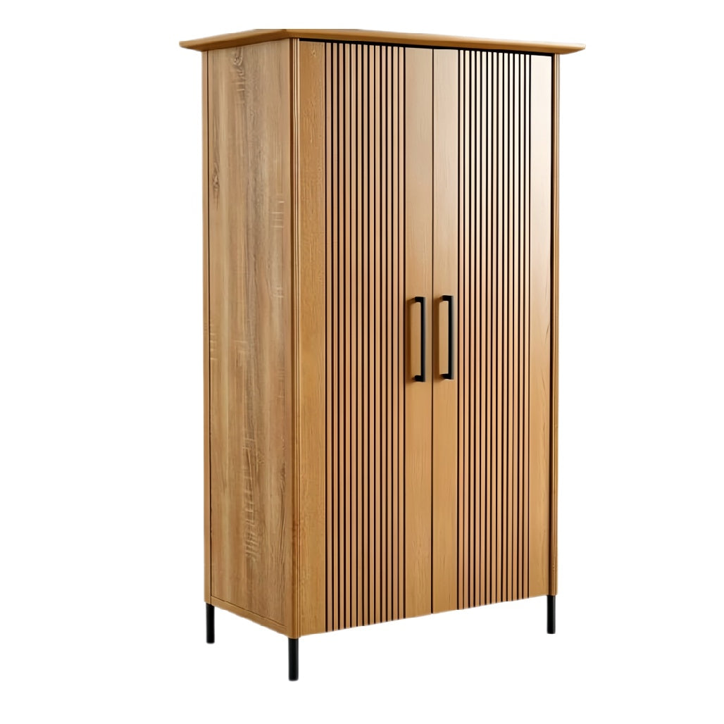 **Moderne Houten Kast met Lamelstructuur en Zwarte Handgrepen**